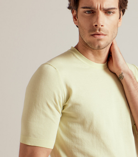 t-shirt-giallo-in-cotone-fit-dritto